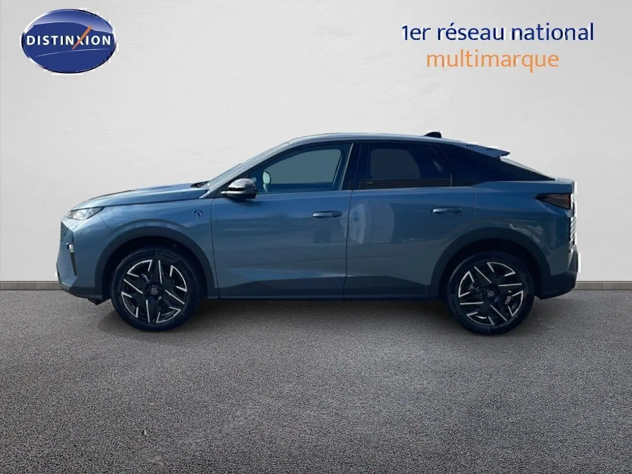 Profil côté gauche du Peugeot 3008 hybride 2025 en bleu Ingaro métal avec toit noir et jantes noires.