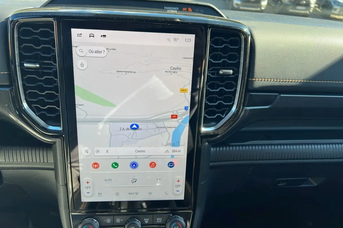 Vue rapprochée de la console centrale du Ford Ranger 2025 bleu lightning, mettant en valeur l'écran tactile vertical avec navigation intégrée.
