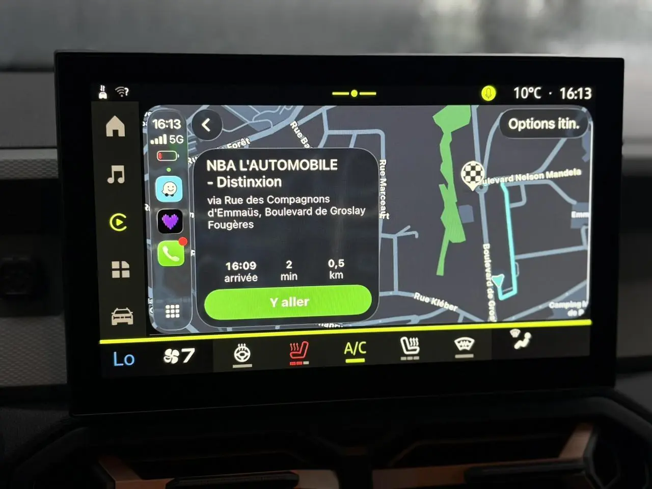 Écran tactile 10 pouces du GPS Media Nav Live du Dacia Duster blanc, affichant un itinéraire en navigation.
