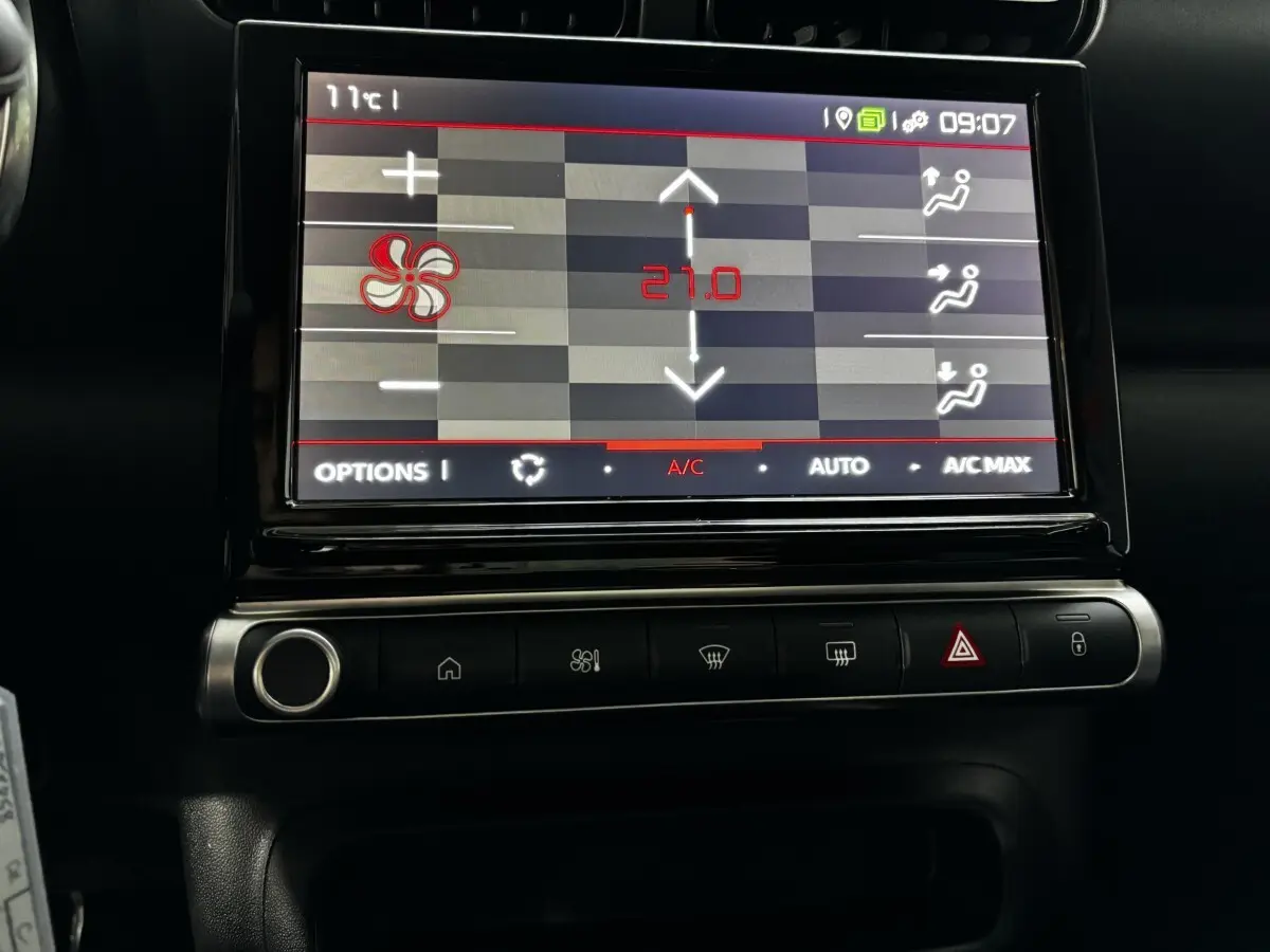 Écran tactile central affichant la climatisation à 27°C sur le tableau de bord du Citroën C3 Aircross gris clair.