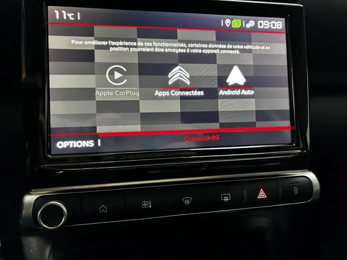 Écran tactile central du tableau de bord du Citroën C3 Aircross gris clair, affichant les options Apple CarPlay et Android Auto.