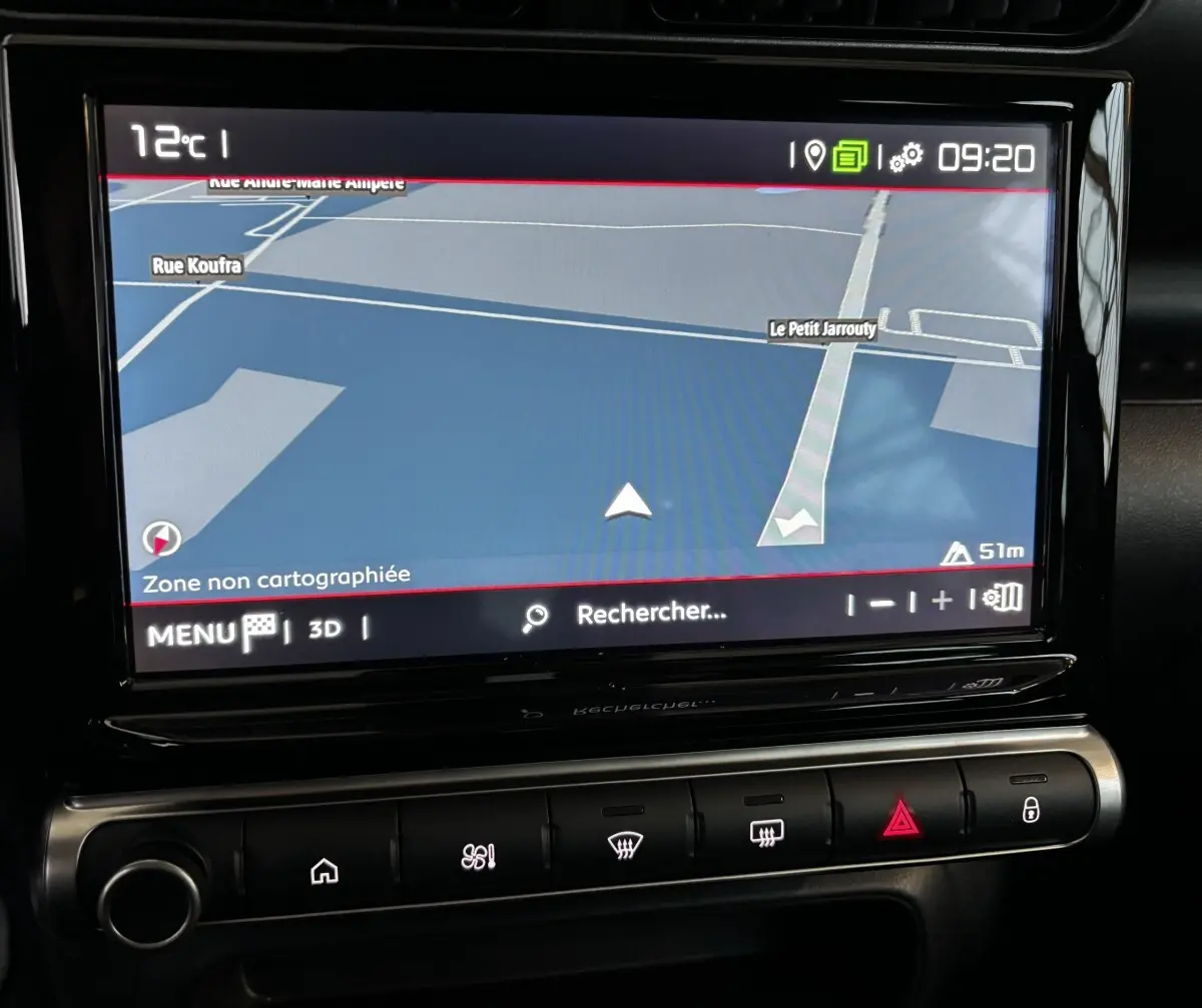 Écran tactile central du tableau de bord du Citroën C3 Aircross gris clair, affichant la navigation GPS.