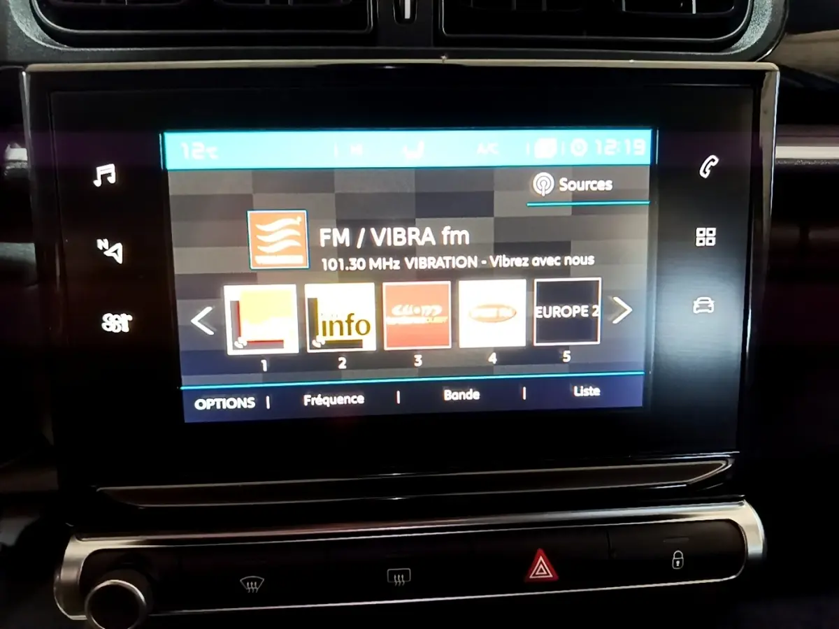 Écran tactile central de 7 pouces affichant la radio FM dans l'habitacle d'une Citroën C3 bleu 2017.