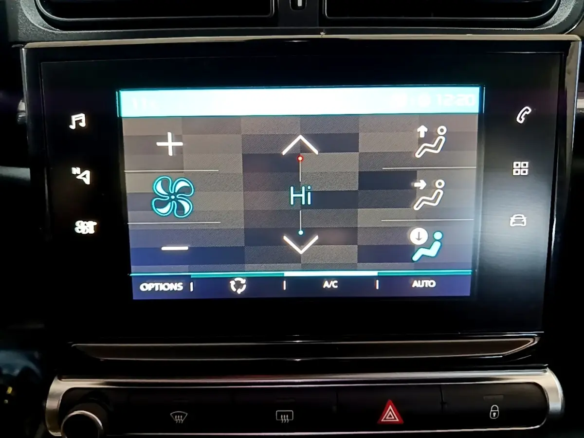 Écran tactile central de la Citroën C3 bleu affichant les réglages de climatisation en mode automatique.