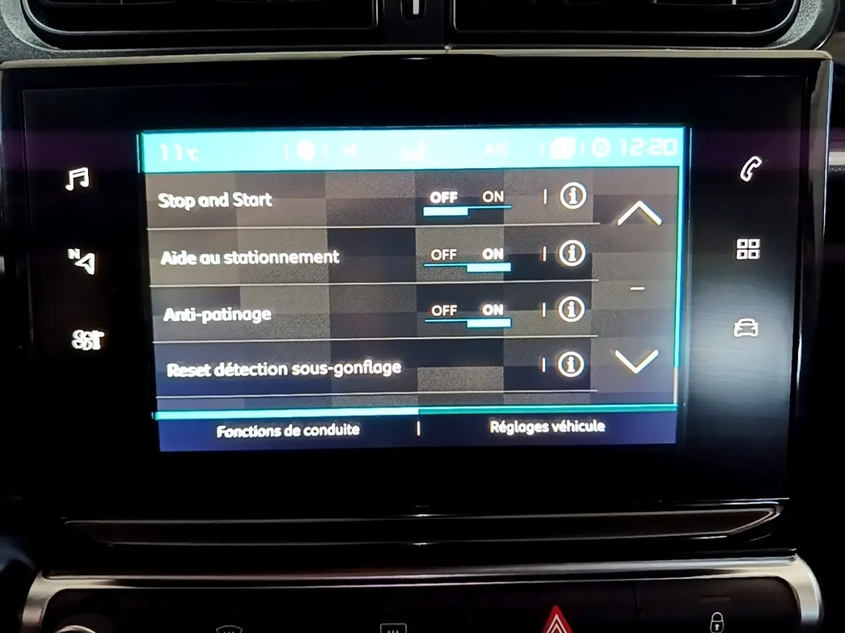 Écran tactile central de la Citroën C3 bleu, affichant les réglages d’aide à la conduite et sous-gonflage.