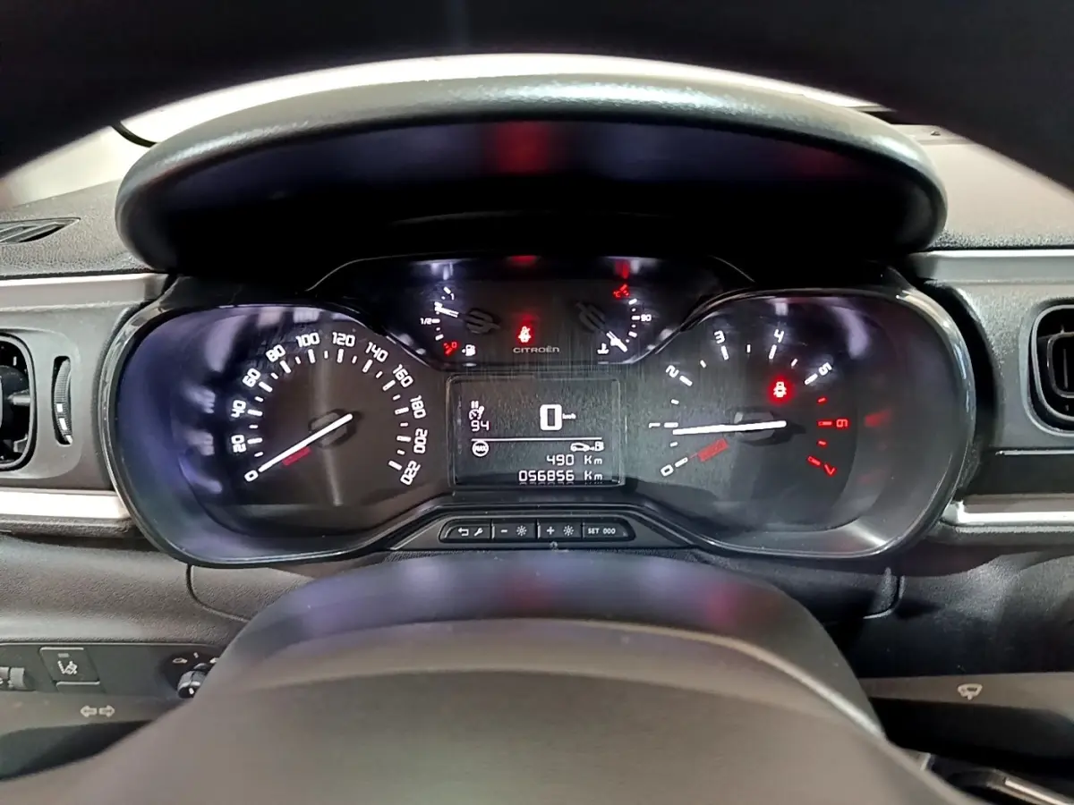 Vue rapprochée du tableau de bord de la Citroën C3 2017, affichage numérique et compteurs analogiques éclairés.