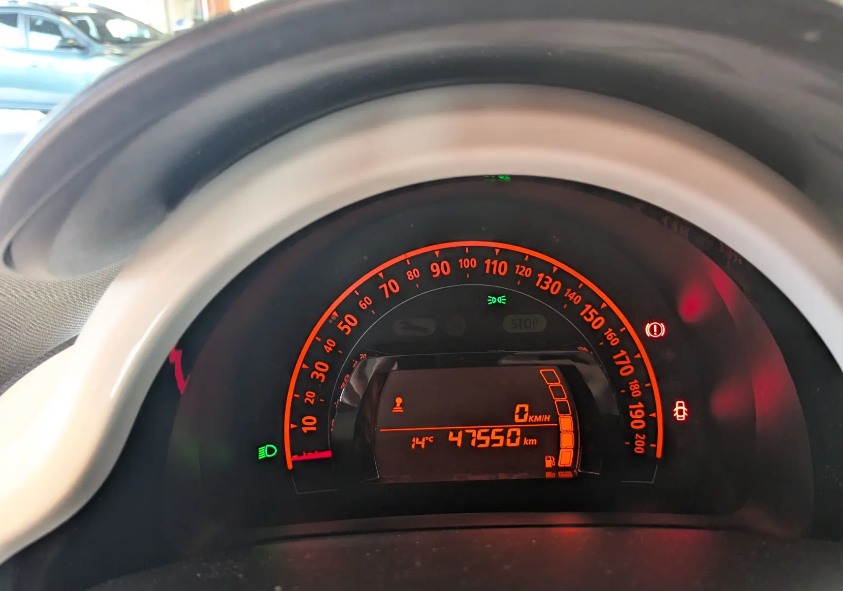Tableau de bord éclairé de la Renault Twingo III gris Cassiopée, affichant 47 550 km et vitesse à zéro.