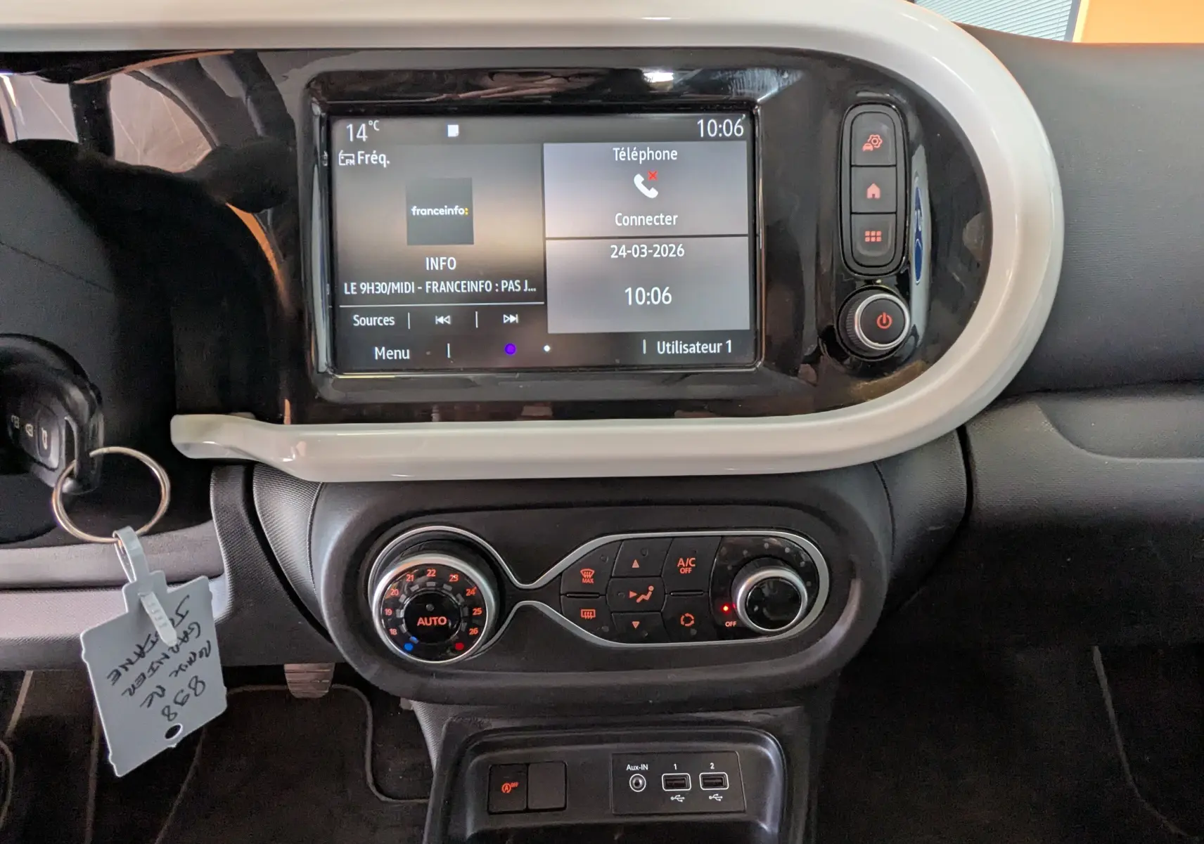 Vue rapprochée du tableau de bord de la Renault Twingo III 1.0 SCE 65 Limited avec écran tactile et commandes de climatisation.