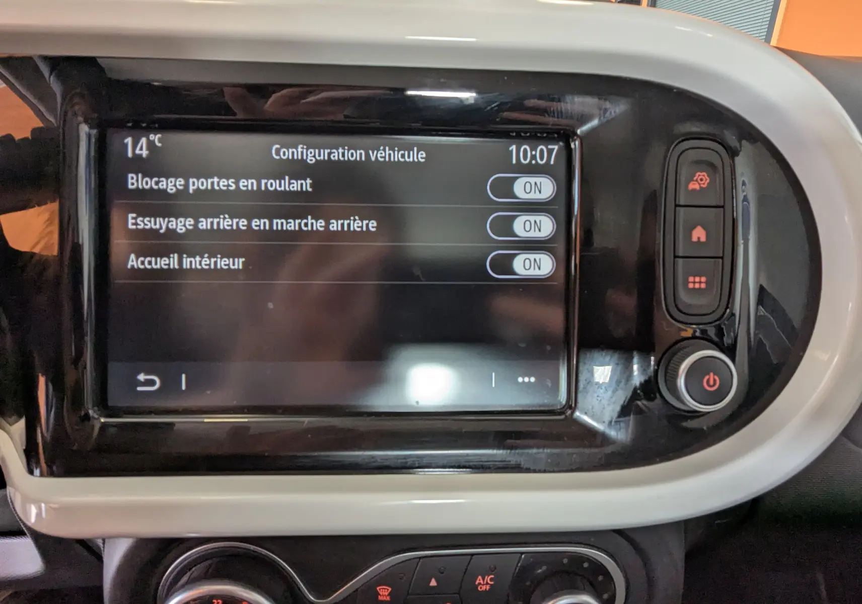Écran tactile central de la Renault Twingo III gris cassiopée, affichant les réglages de configuration véhicule.