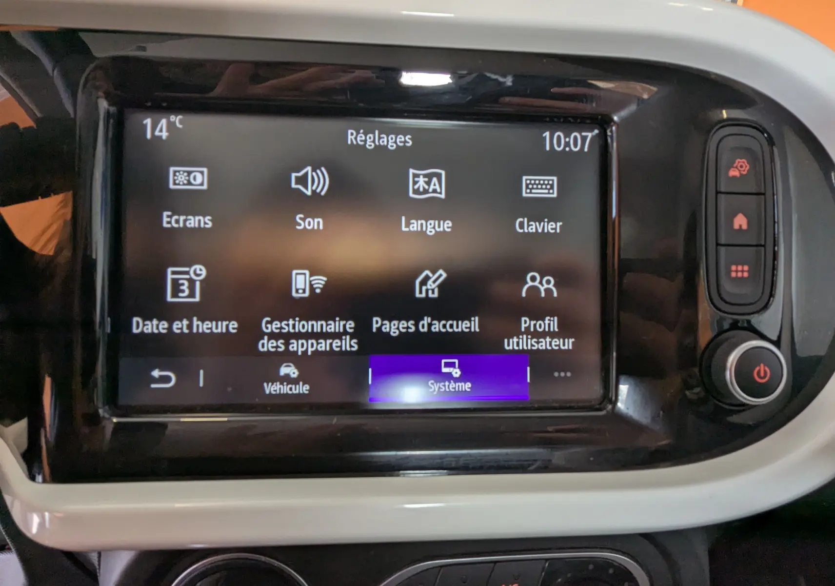 Écran tactile central du tableau de bord de la Renault Twingo III gris cassiopée, affichant le menu Réglages.