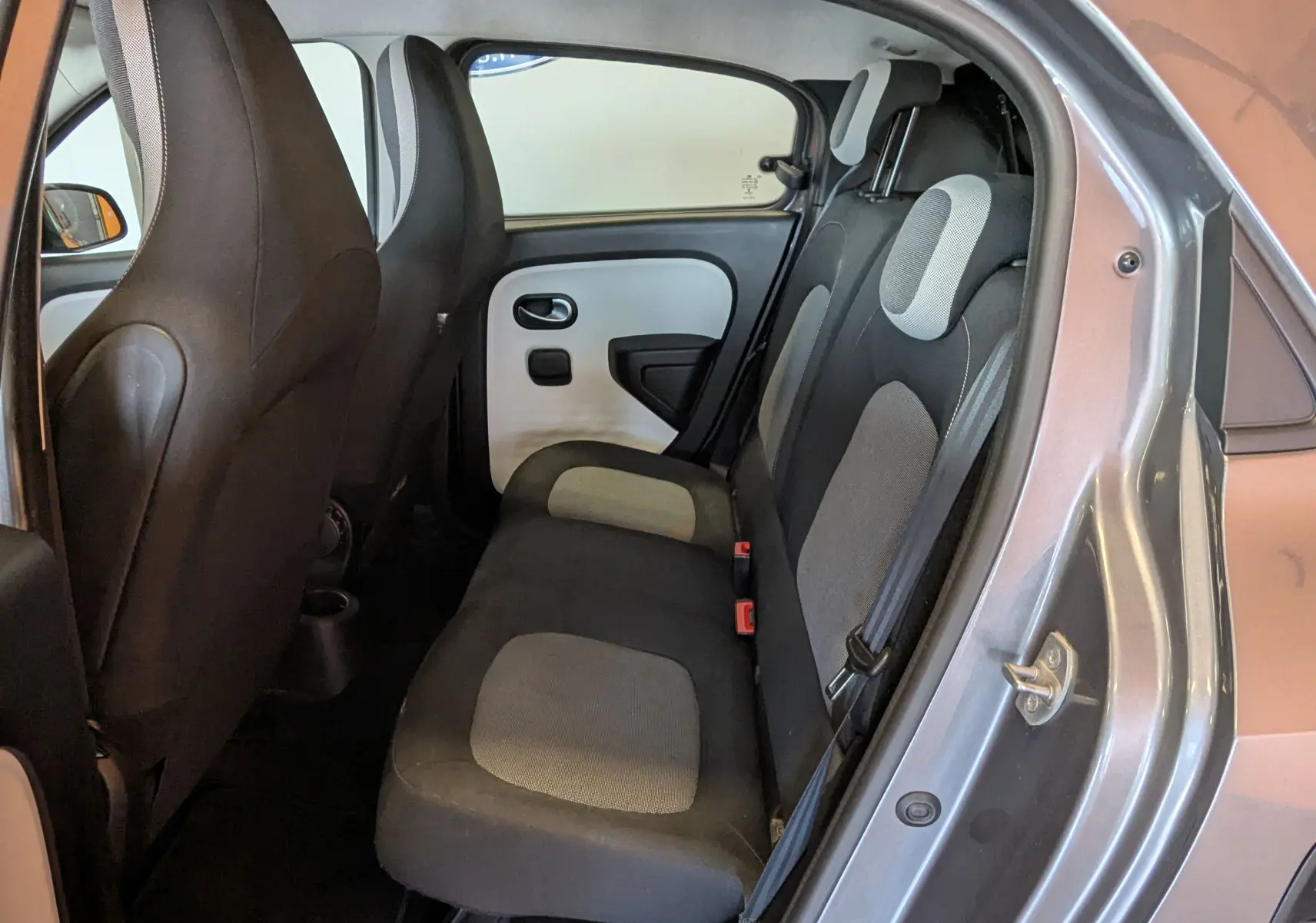Vue intérieure côté droit sur la banquette arrière gris clair et foncé de la Renault Twingo III gris Cassiopée 2021.