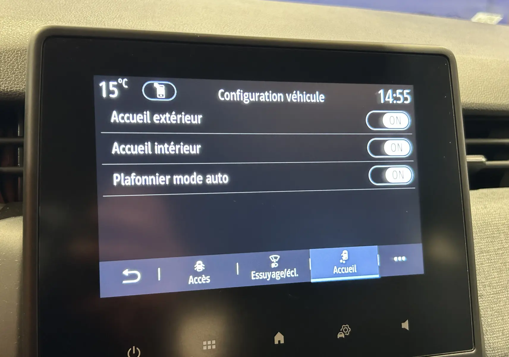 Écran tactile central de la Renault Clio V noir affichant les réglages de configuration véhicule en intérieur.