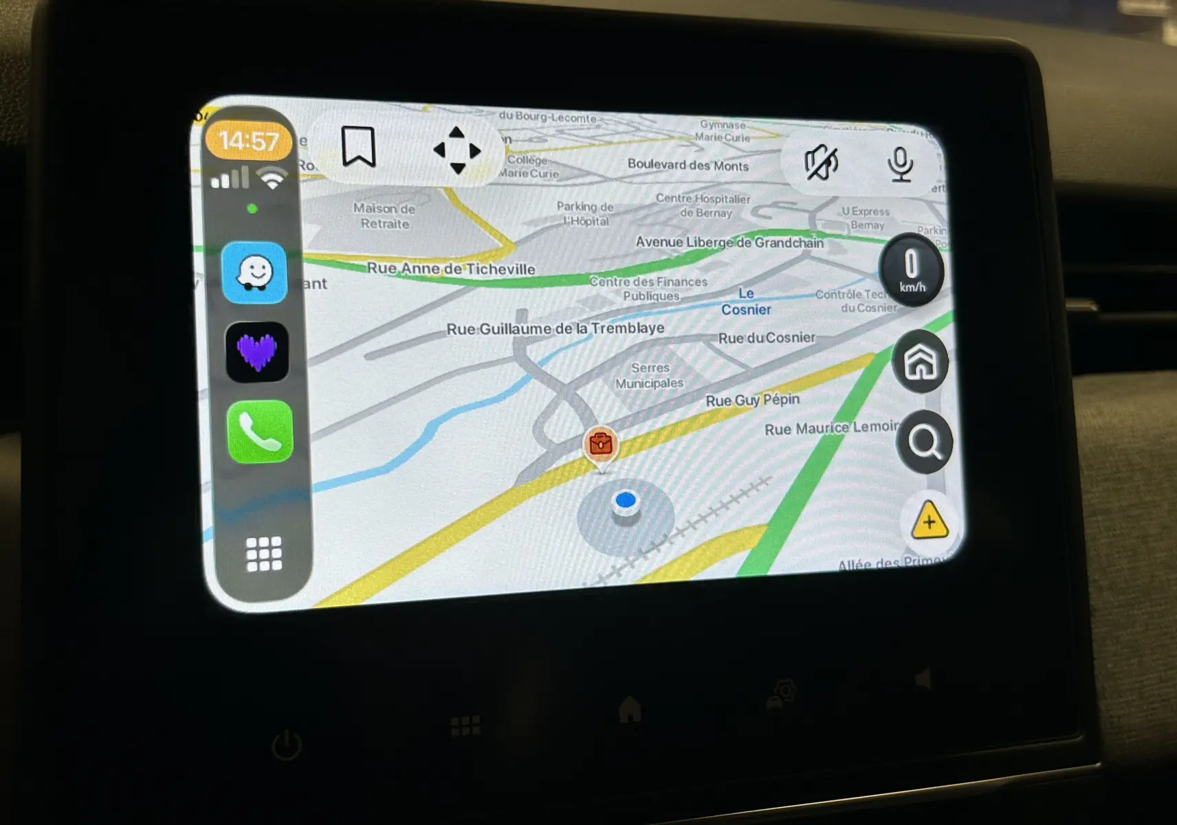 Écran tactile du système GPS de la Renault Clio V noir, affichant une carte routière avec options de navigation.