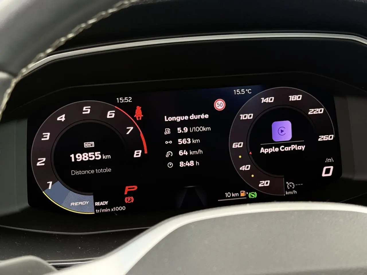 Tableau de bord numérique de la SEAT LEON 2025 affichant Apple CarPlay et informations de conduite.
