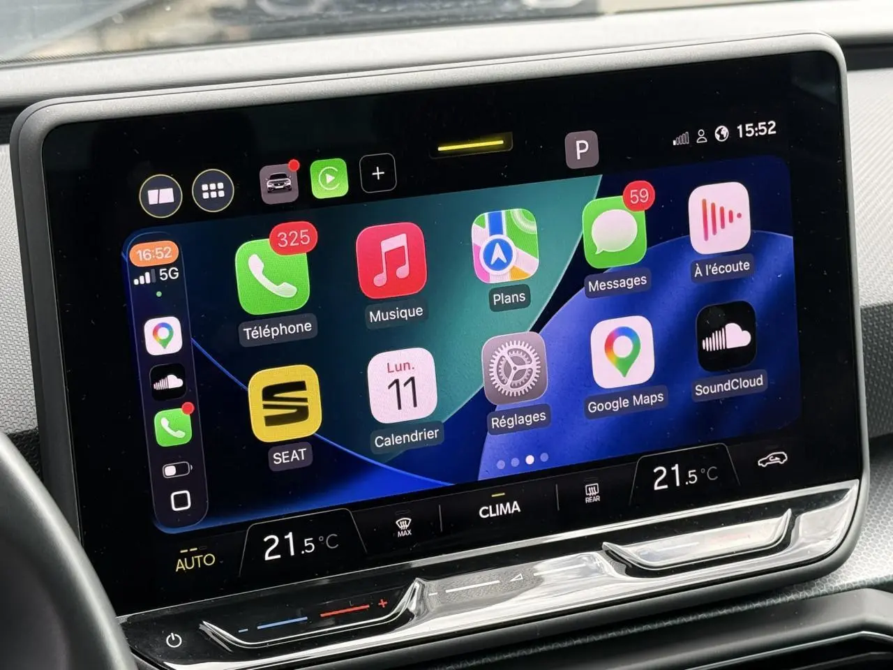 Écran tactile central du tableau de bord de la SEAT Leon 2025 affichant les applications connectées et la température à 21,5°C.