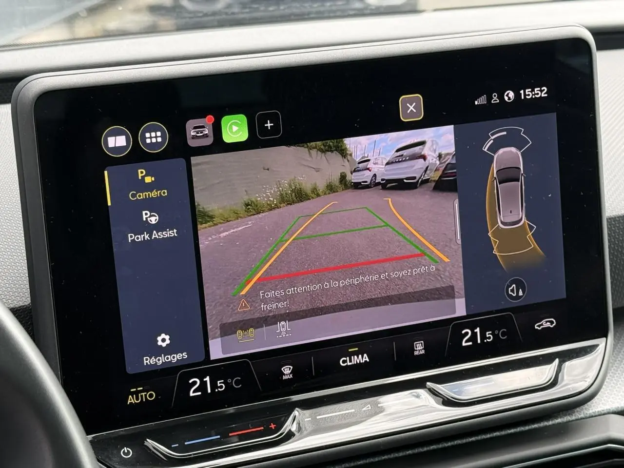 Écran tactile intérieur du SEAT Leon 2025 montrant la caméra de recul et l'assistance au stationnement.