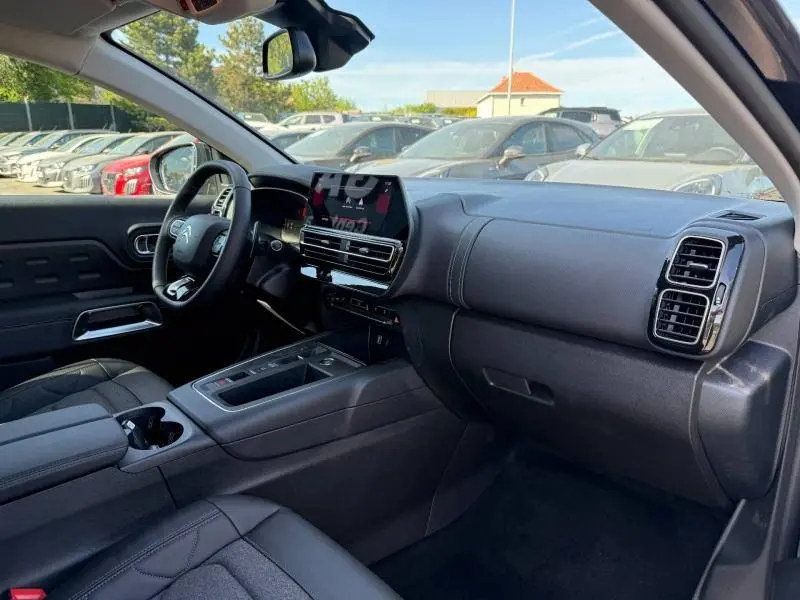 Vue intérieure côté conducteur du Citroën C5 Aircross noir Perla Nera avec tableau de bord moderne et écran tactile central.