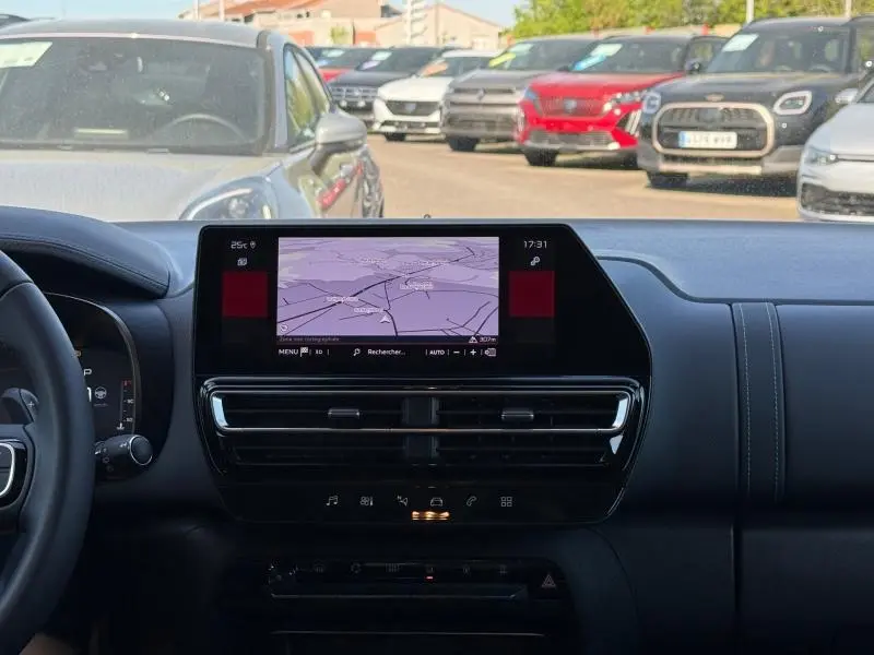 Vue intérieure frontale du tableau de bord noir du Citroën C5 Aircross avec écran tactile affichant la navigation GPS.