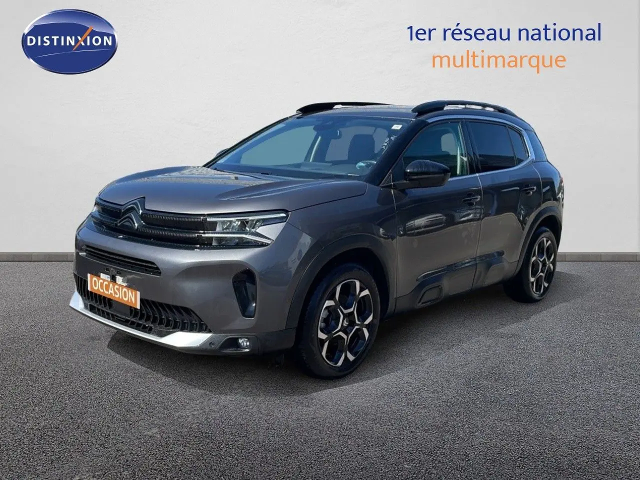SUV Citroën C5 Aircross gris platinium métal, vue 3/4 avant droit avec jantes bi-ton et toit noir.