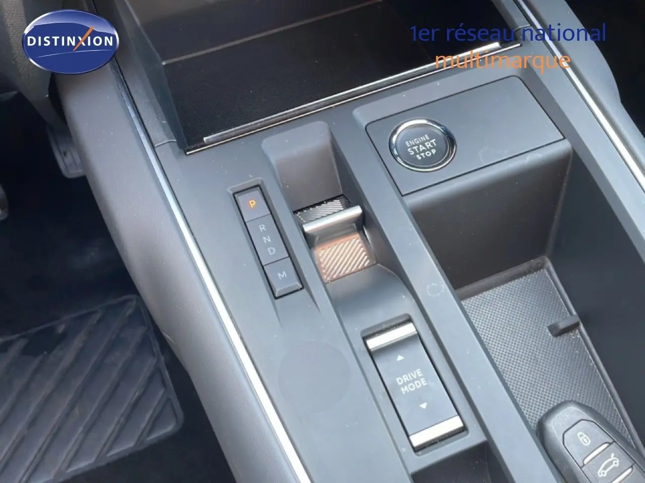 Vue rapprochée de la console centrale grise du Citroën C5 Aircross 2025 avec boutons de boîte auto et démarrage.