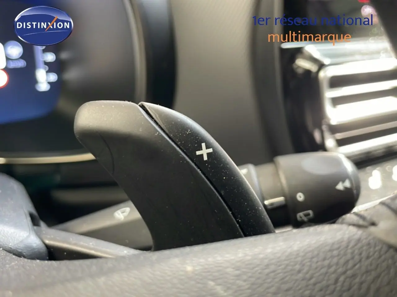 Gros plan sur la palette de changement de vitesse droite dans l’habitacle du Citroën C5 Aircross gris platinium 2025.