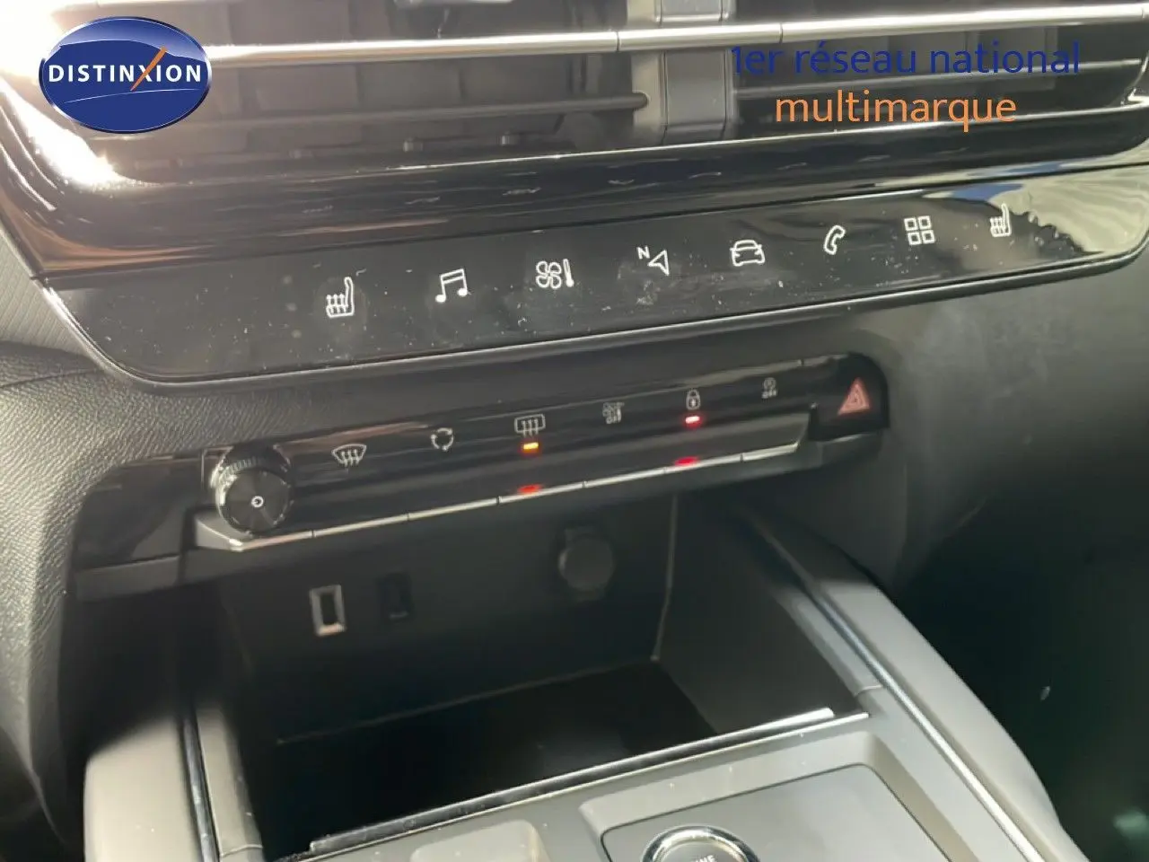 Détail de la console centrale tactile et commandes climatisation du Citroën C5 Aircross gris platinium, intérieur noir.