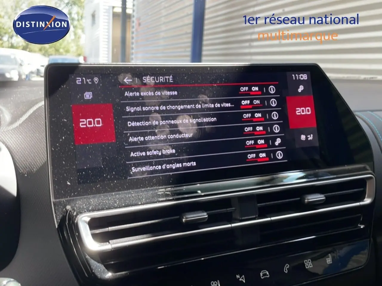 Vue rapprochée de l'écran tactile central du Citroën C5 Aircross gris platinium, affichant les réglages de sécurité.