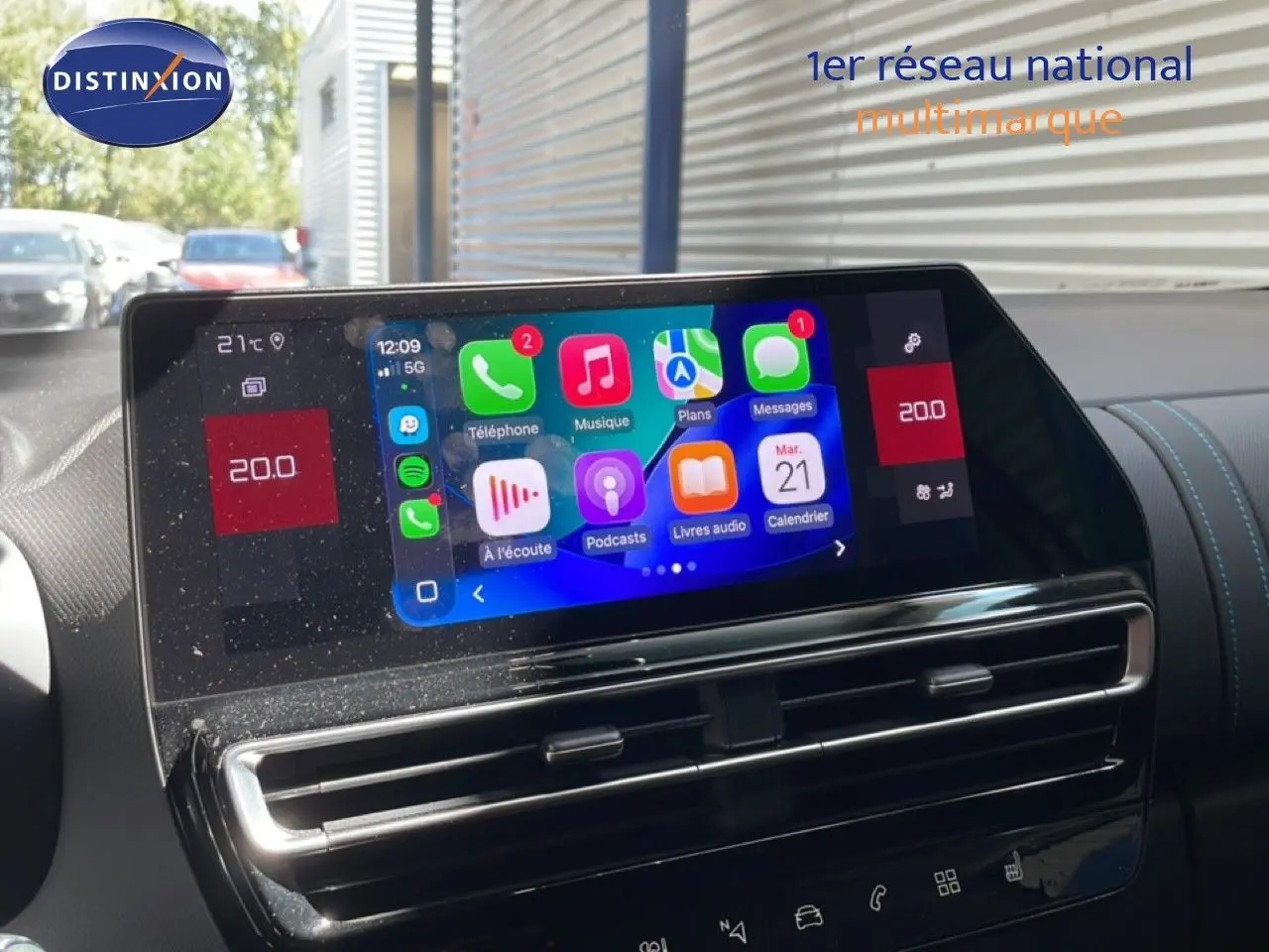 Écran tactile central du tableau de bord du Citroën C5 Aircross gris platinium, affichant l'interface multimédia.