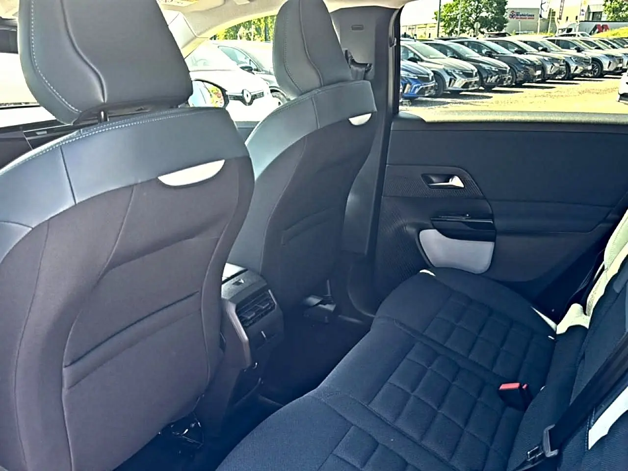Vue intérieure arrière côté droit du Citroën C5 Aircross gris platinium, montrant les sièges et la porte arrière.