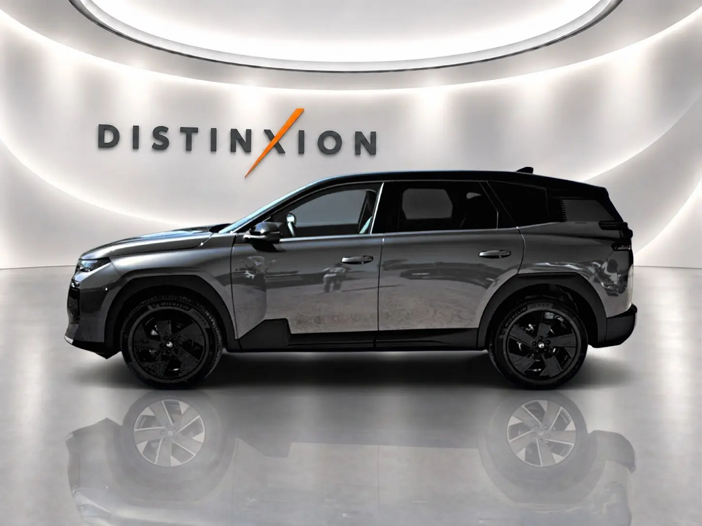 Profil droit du Citroën C5 Aircross 2026 gris platinium avec toit noir et jantes alliage noires.