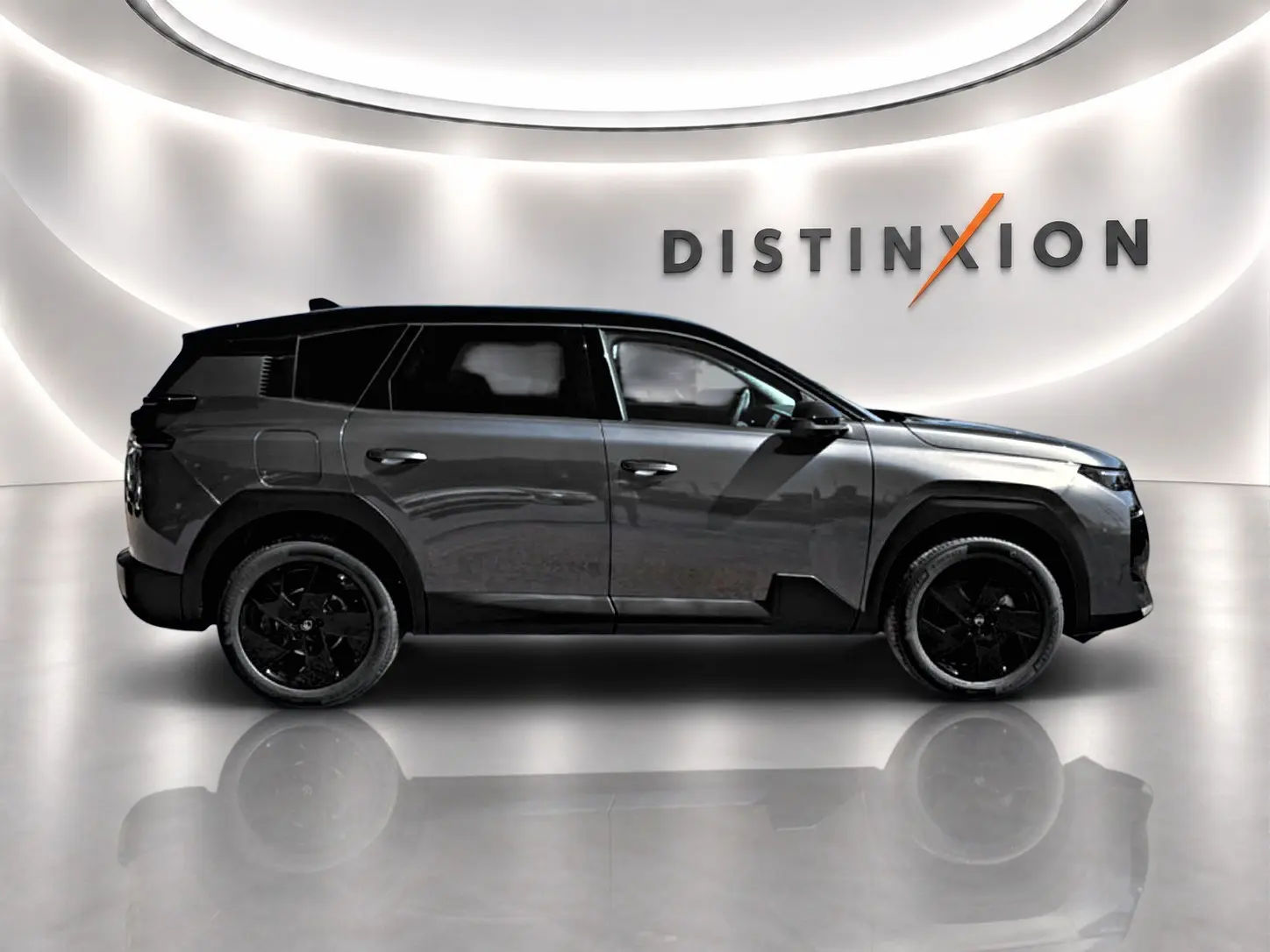 Vue de profil côté gauche du Citroën C5 Aircross gris platinium avec toit noir et jantes alliage noires.