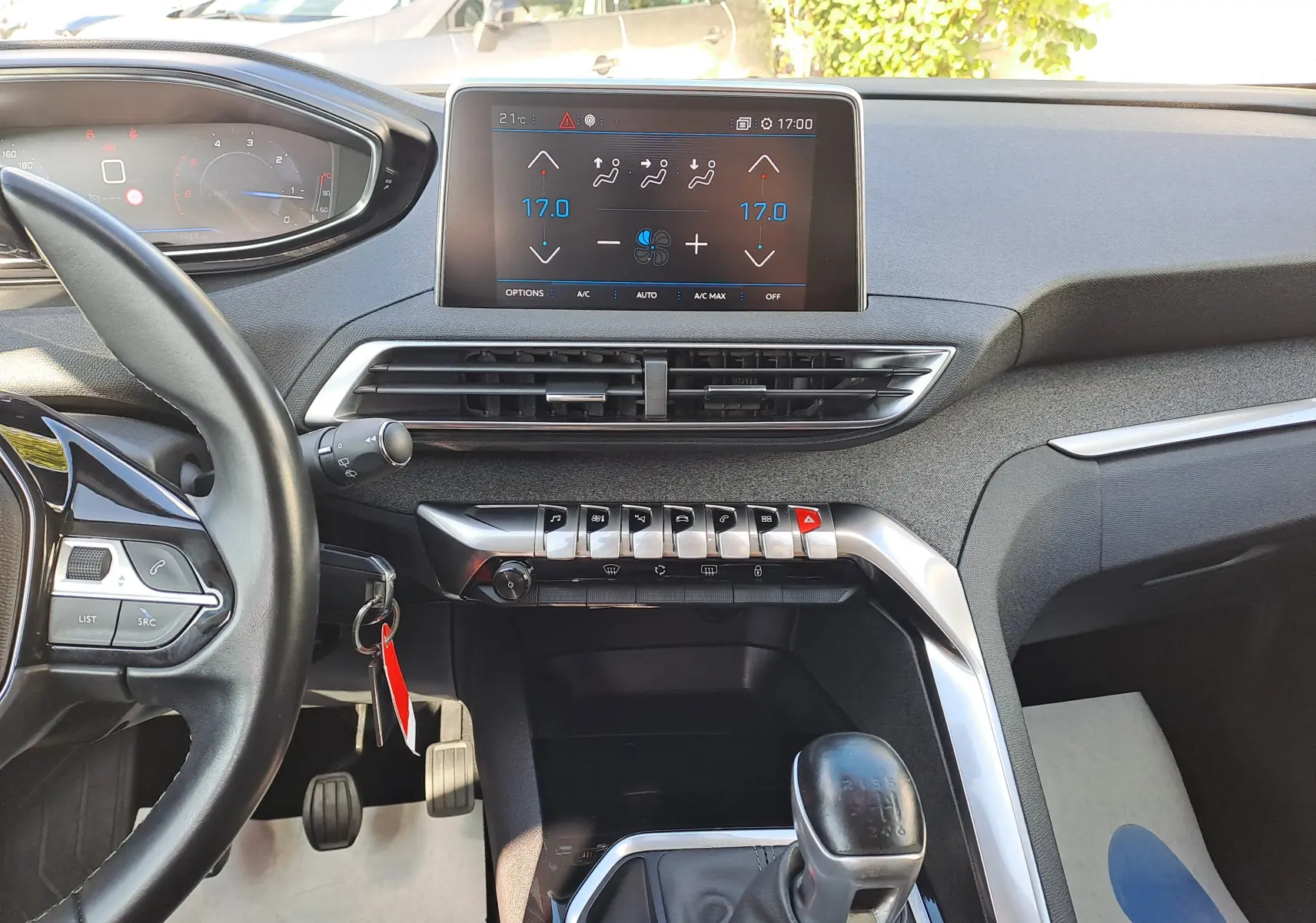 Intérieur du Peugeot 3008 2019 vue du conducteur, tableau de bord avec écran tactile et levier de vitesses manuel noir.