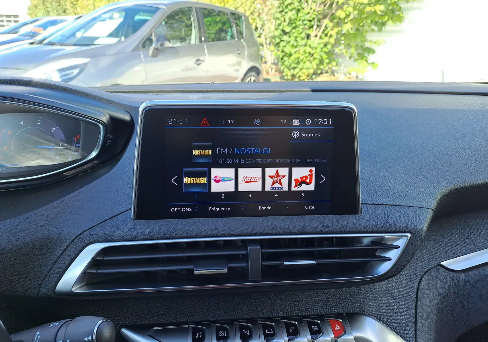 Vue intérieure du tableau de bord du Peugeot 3008 2019 avec écran tactile allumé et commandes centrales visibles.