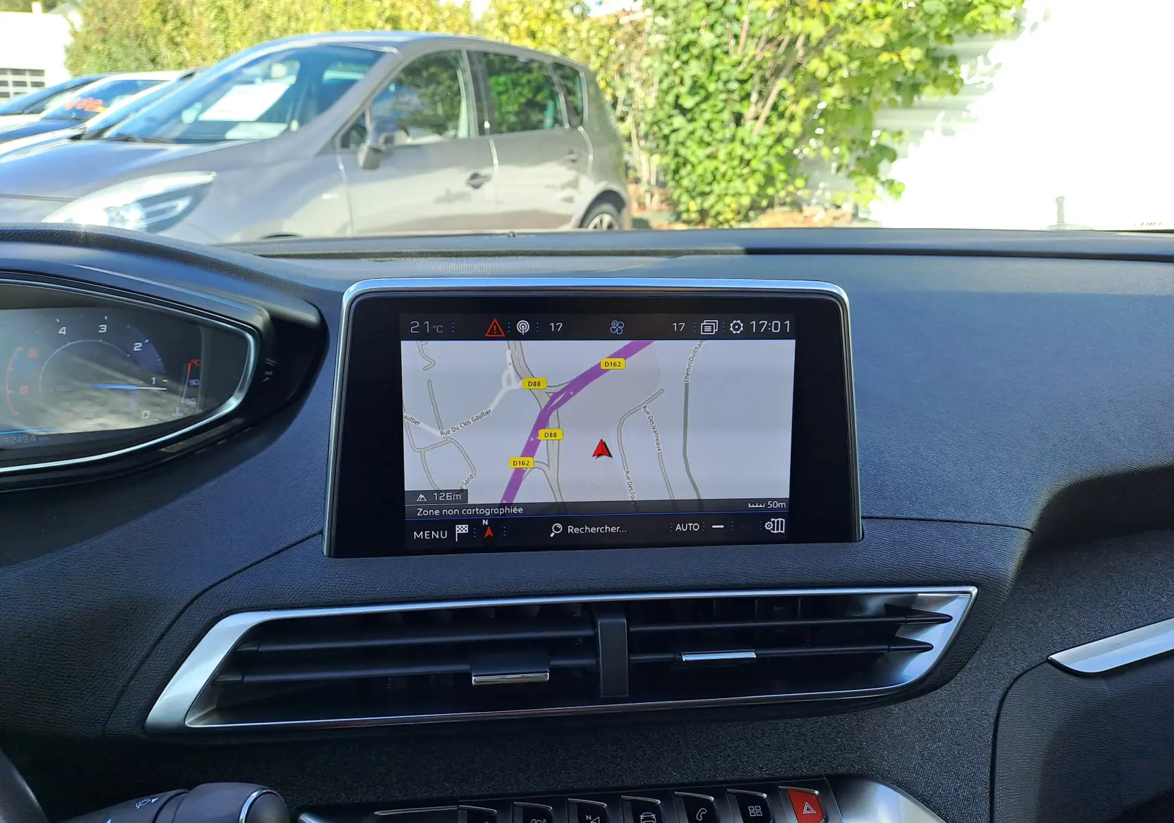 Vue intérieure du tableau de bord du Peugeot 3008 2019 avec écran GPS central et commandes sous la console.