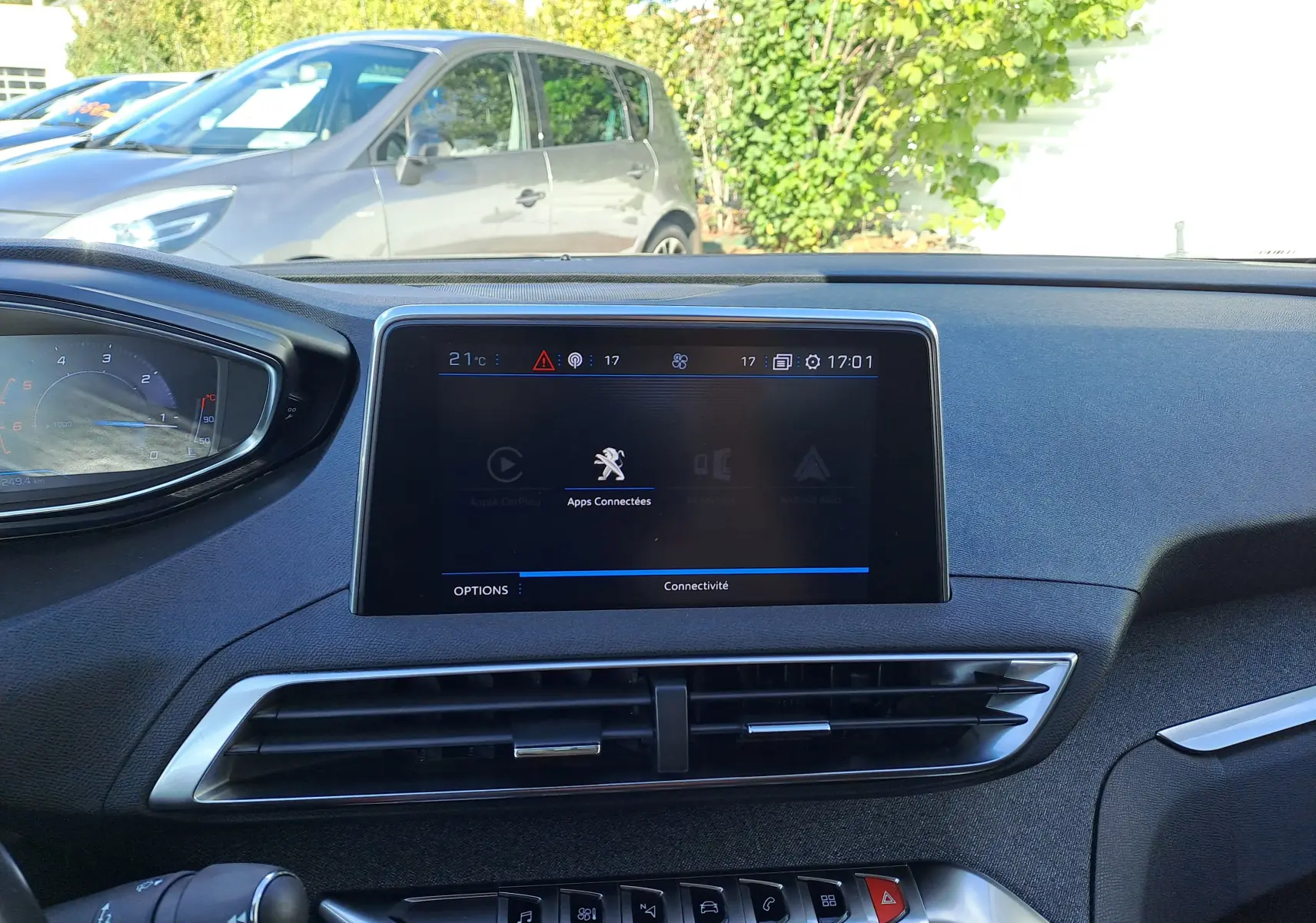 Vue intérieure du tableau de bord du Peugeot 3008 2019 avec écran tactile central et commandes argentées.