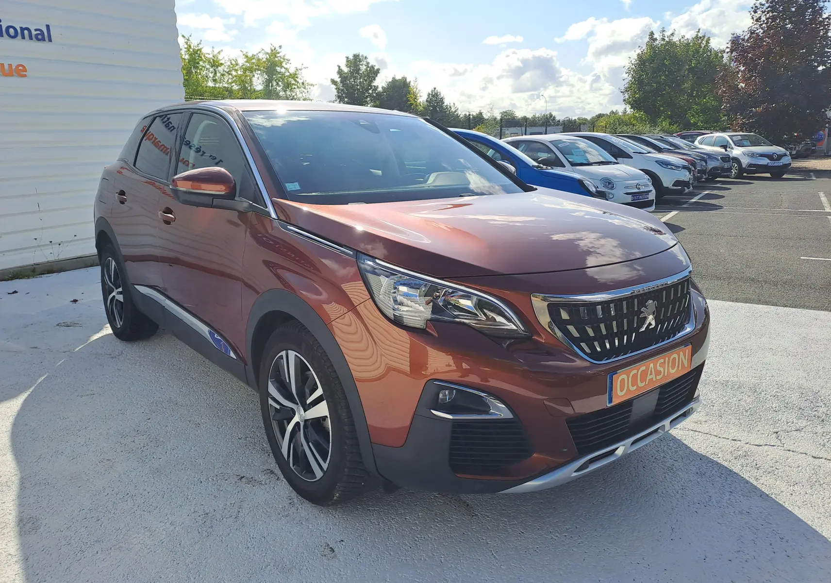 Peugeot 3008 2019 métallisée copper vue 3/4 avant droit avec calandre distinctive et jantes alliage bicolores.