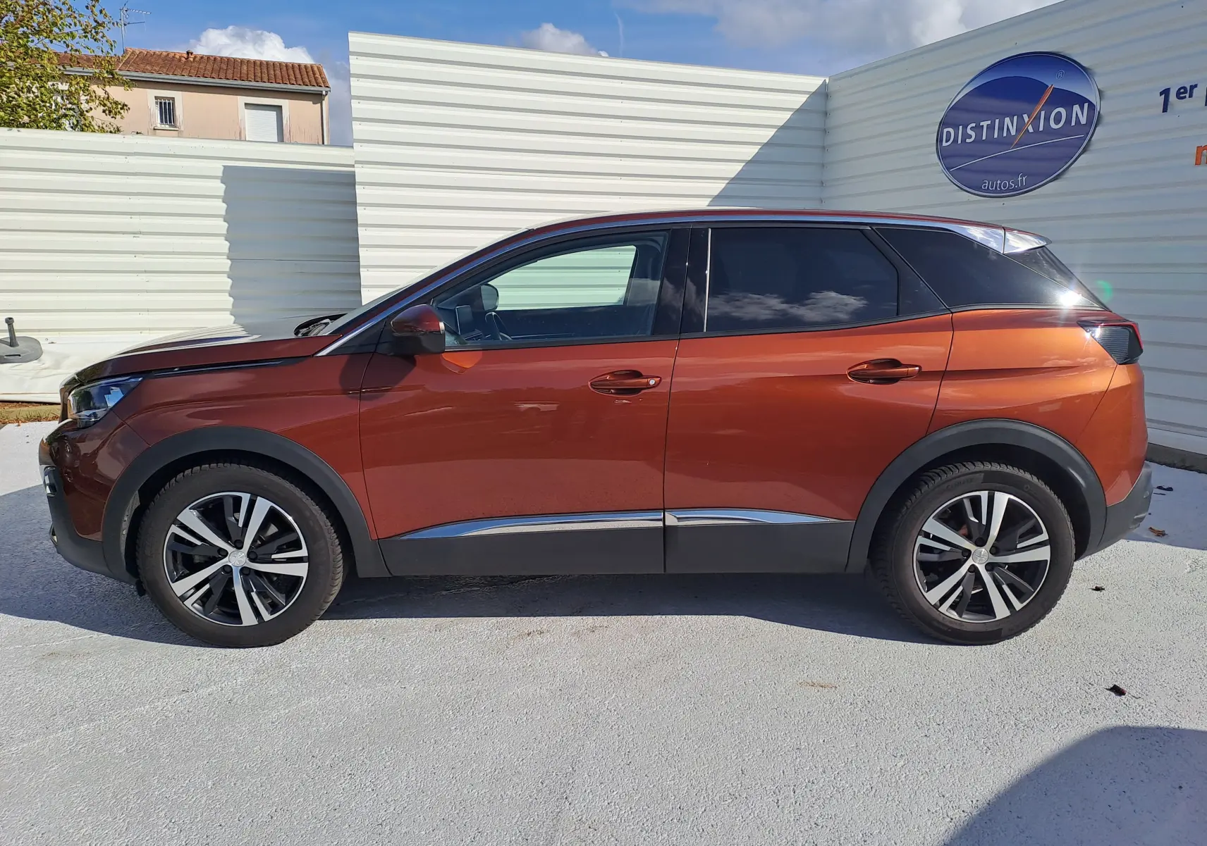 Peugeot 3008 2019 couleur Metallic Cooper vue de profil côté gauche, avec jantes alliage bicolores et vitres teintées.