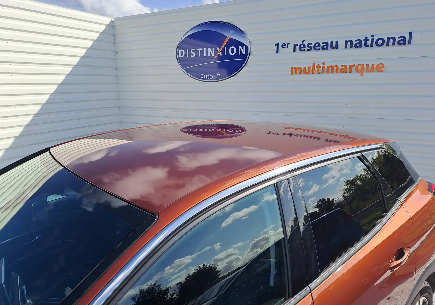 Vue 3/4 arrière droite d'un Peugeot 3008 2019 métallisé copper avec toit brillant et vitres teintées.