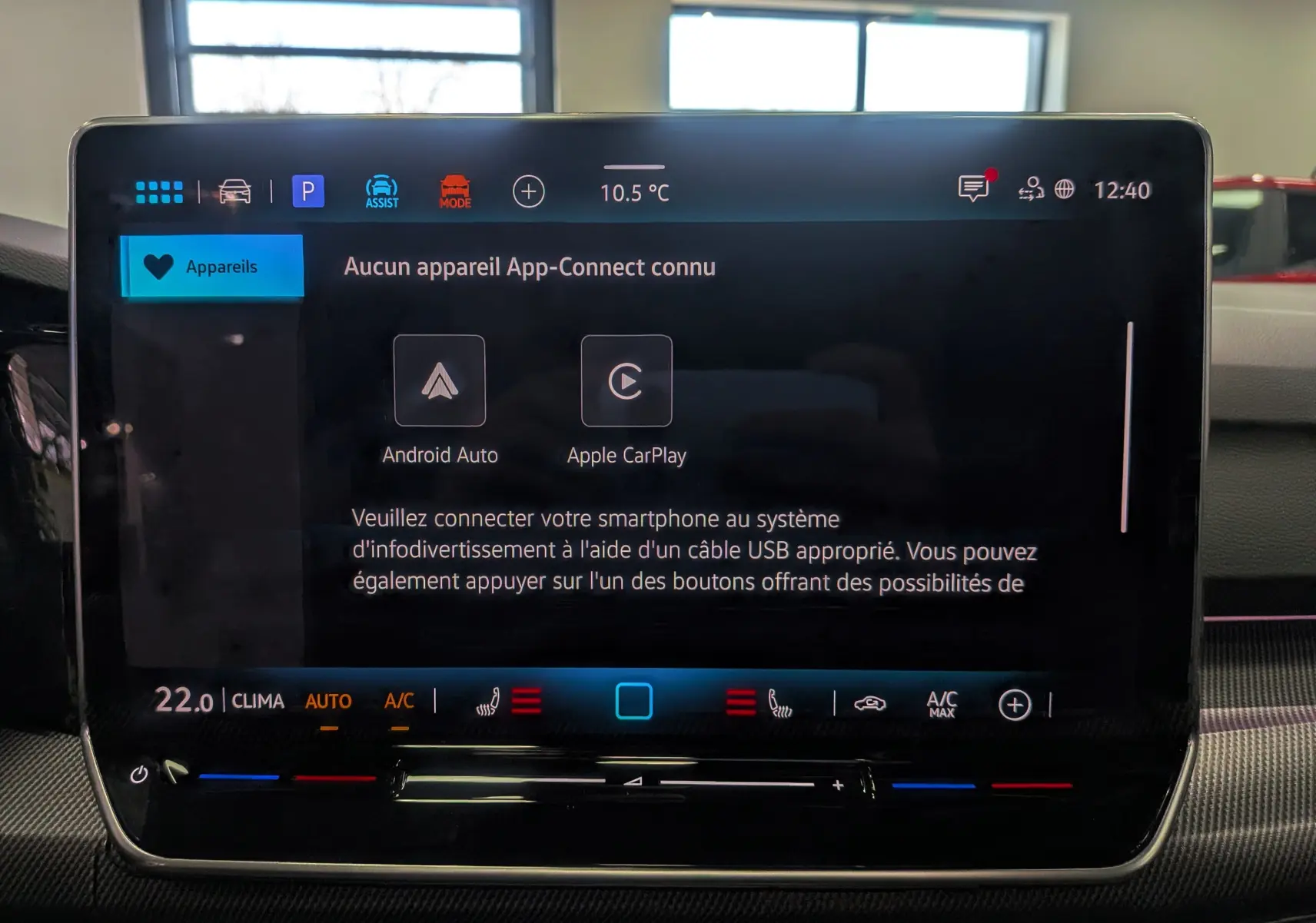 Écran tactile central du tableau de bord de la Volkswagen Golf 1.5 eTSI R-Line 2025 affichant les options Android Auto et Apple CarPlay.
