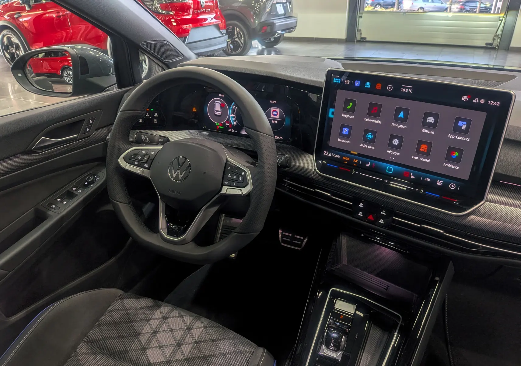 Intérieur de la Volkswagen Golf 1.5 eTSI 2025, vue côté conducteur sur le volant, tableau de bord numérique et écran tactile central.