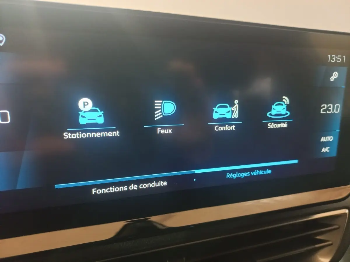 Écran tactile central du Peugeot 3008 GT 2022 affichant les réglages de stationnement, feux, confort et sécurité.