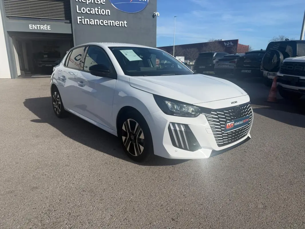 Peugeot 208 Hybrid blanc vue 3/4 avant droit, calandre distinctive et jantes alliage bicolores visibles.