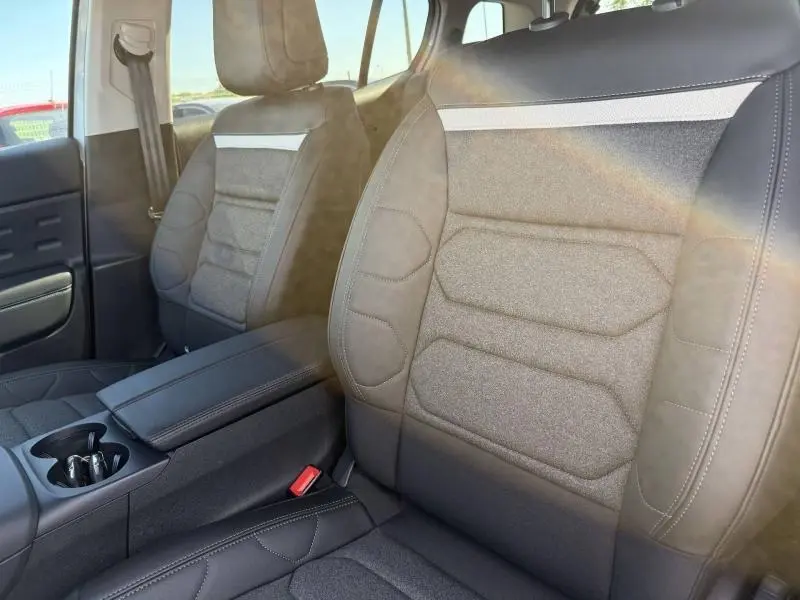 Vue intérieure rapprochée des sièges avant en tissu et cuir noir du Citroën C5 Aircross 2025, avec détails de couture apparents.