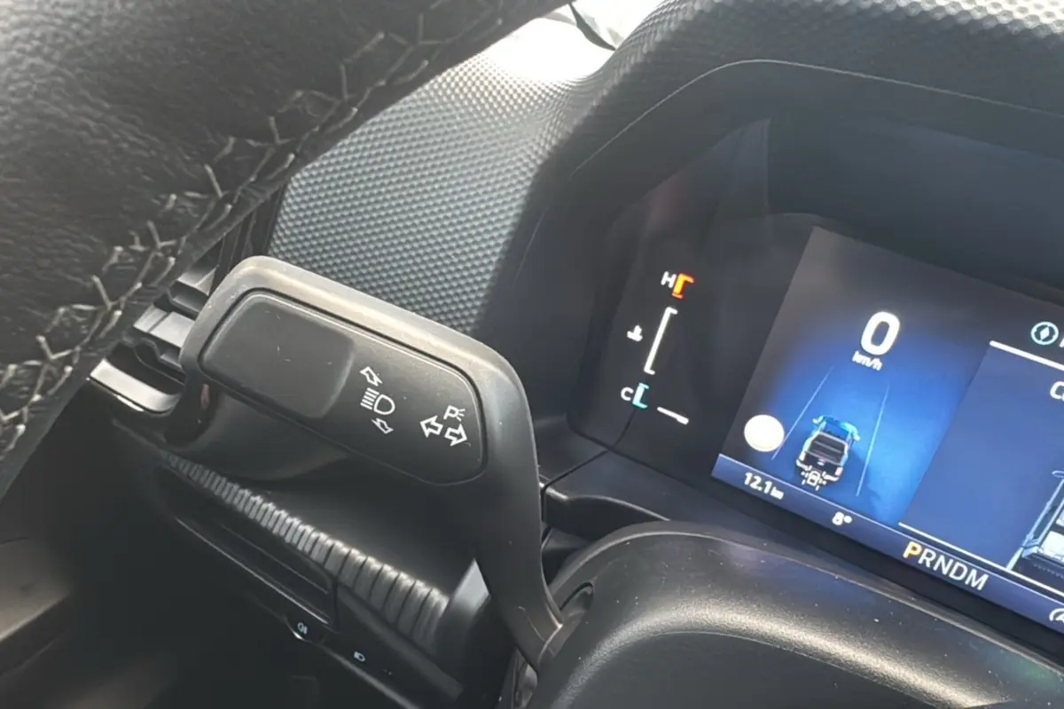 Détail du combiné d'instruments numérique et commande de clignotants du Ford Ranger gris commandeur, version 2026.