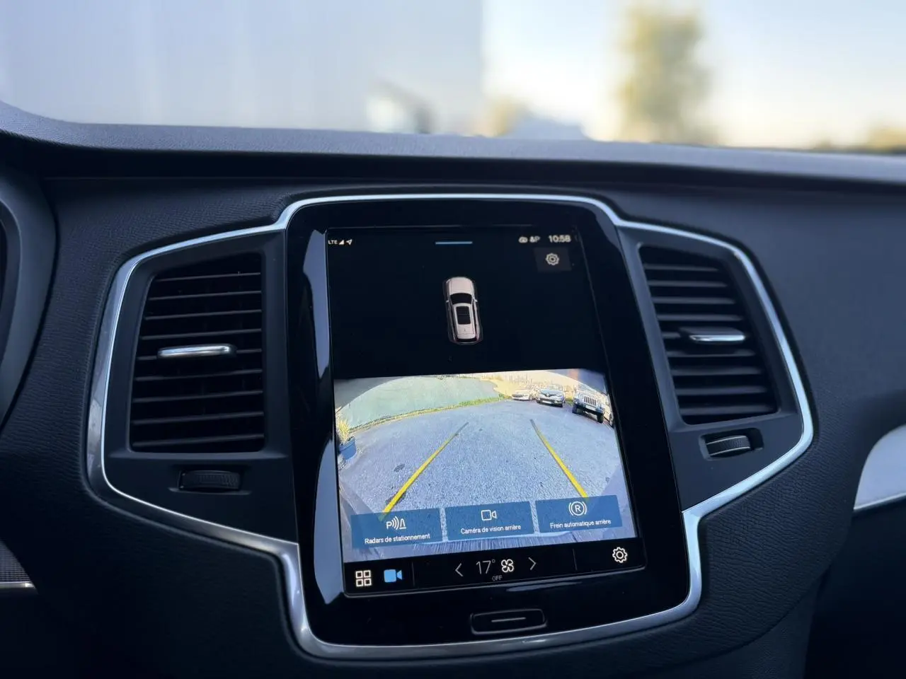 Écran tactile central du Volvo XC90 2024 montrant la caméra de recul et les radars de stationnement.