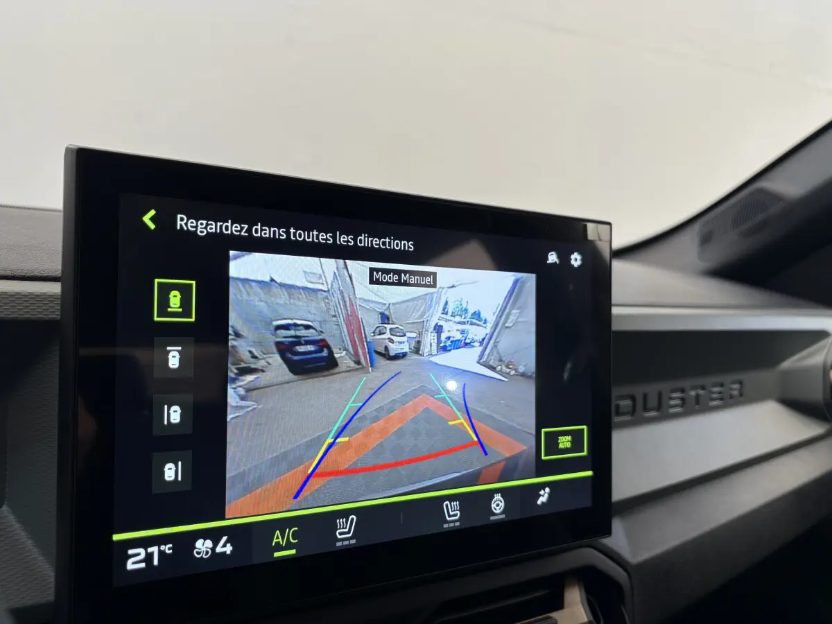 Écran tactile central du tableau de bord du Dacia Duster noir 2025 montrant la caméra de recul en mode manuel.