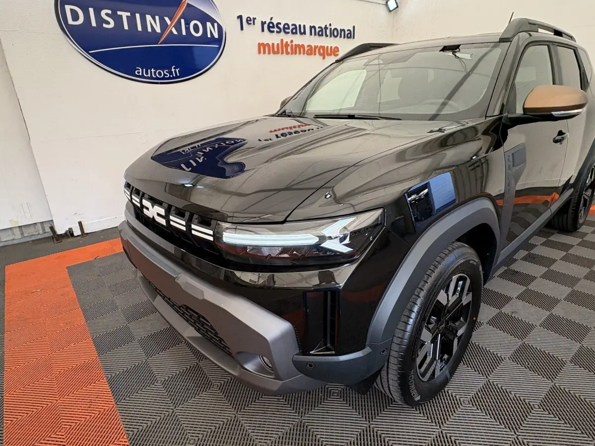 Dacia Duster 2025 noir en 3/4 avant droit, avec calandre distinctive et jantes noires modernes.