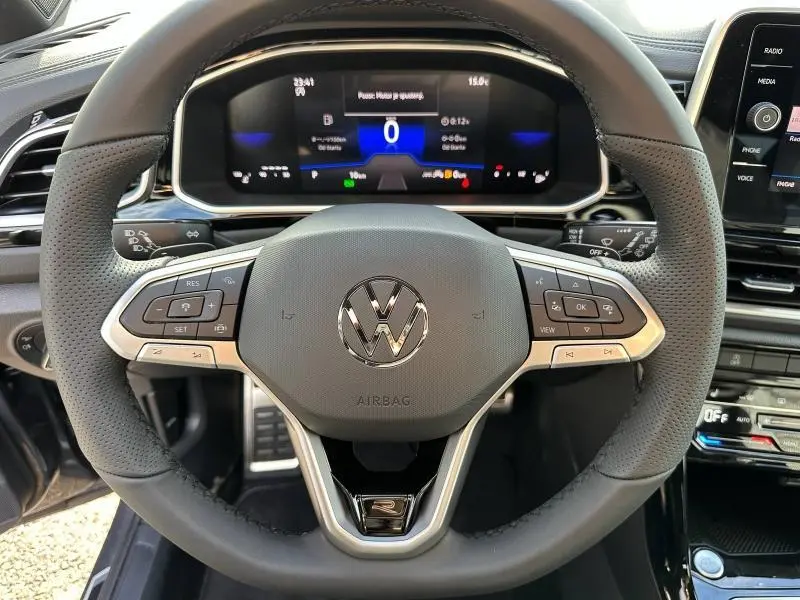 Volant multifonction du Volkswagen T-Roc 2025 en gros plan, avec tableau de bord numérique et finitions R-Line visibles.