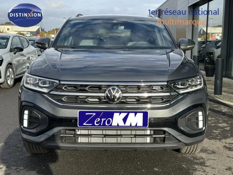Vue frontale d'un Volkswagen T-Roc gris 2025 en finition R-Line avec calandre et phares LED distinctifs.