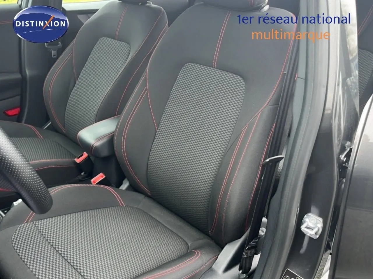 Vue rapprochée des sièges avant noirs avec surpiqûres rouges du Ford Puma gris magnétique 2024 finition ST-LINE.